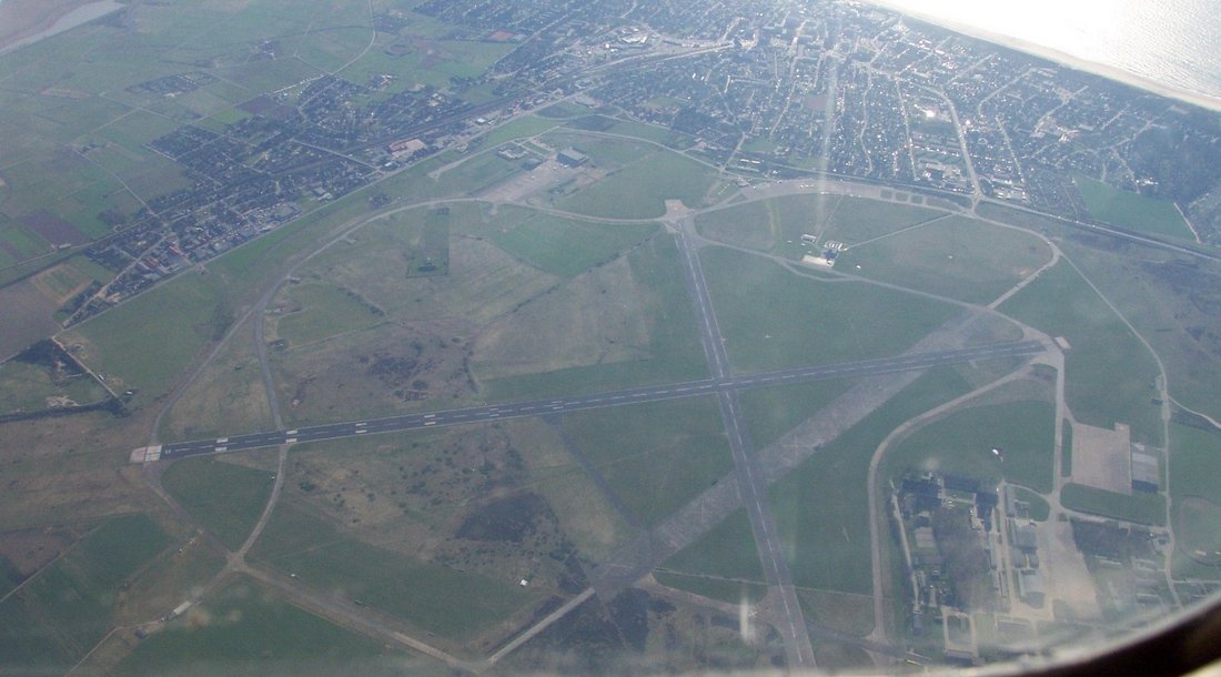 Der Flughafen in Westerland mit den Anlagen der Marinefliegerlehrgruppe rechts unten. (Quelle: Wikipedia)